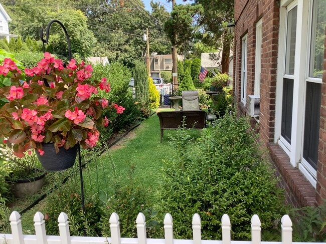 Building Photo - 290 Bruce Park Ave