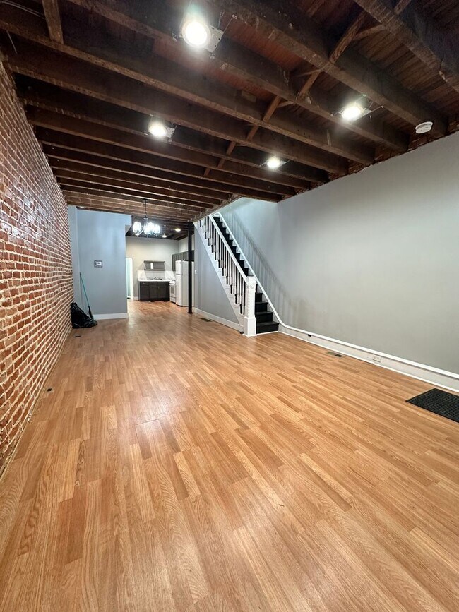 Foto del edificio - 916 W Cambria Street  - ??3 Bedroom / 1.5 ...