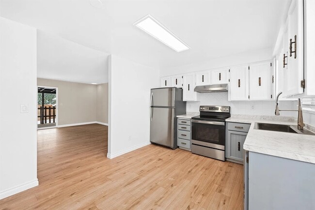 Nice open view to living room - 211 W Hastings Rd