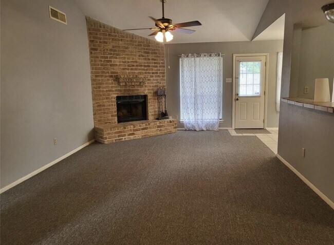 Building Photo - This Home Won't Last Long! Spacious 4 bedr...