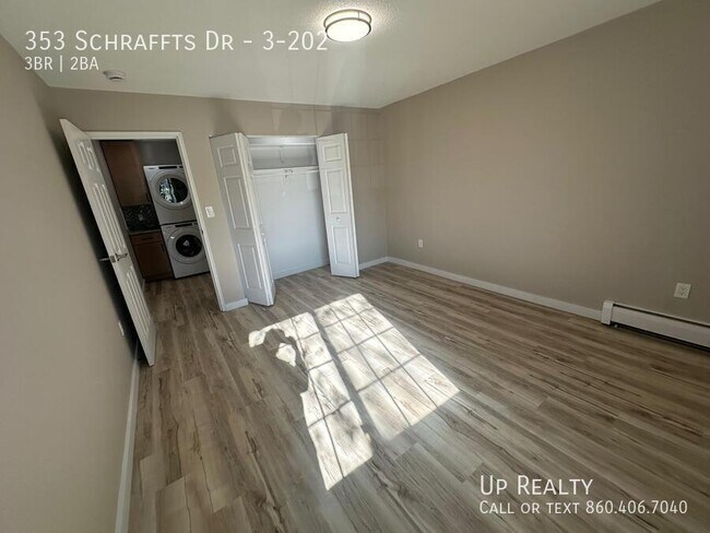 Foto del edificio - 353 Schraffts Dr