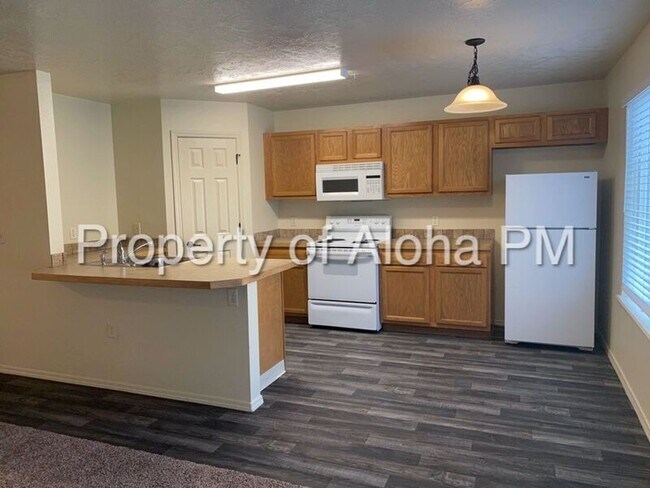 Building Photo - 1069 W Pine Ave
