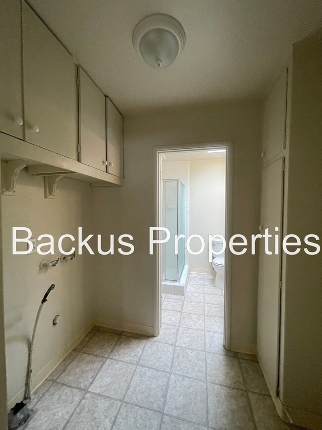 Building Photo - Wonderful three-bedroom home in South Sali...