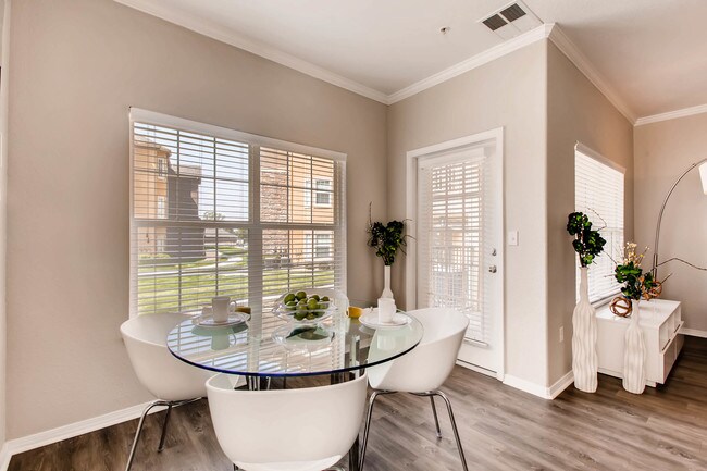 Un espacio cálido y acogedor para cualquier ocasión. - Grove at Cherry Creek Park