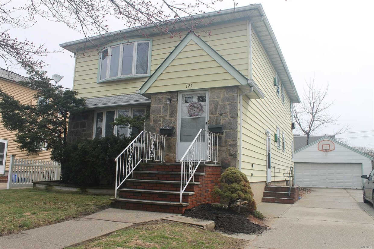 121 S Kensington Ave, Rockville Centre, NY 11570 Room for Rent in