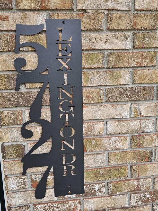 Foto del edificio - 5727 Lexington Dr