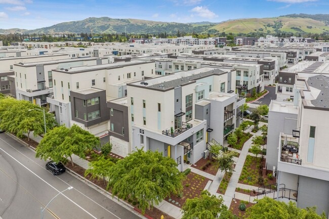 Building Photo - $4595 - Beautiful Corner Unit Condo in New...