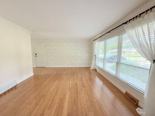 Building Photo - Incredible Ranch on Ivanhoe Way!