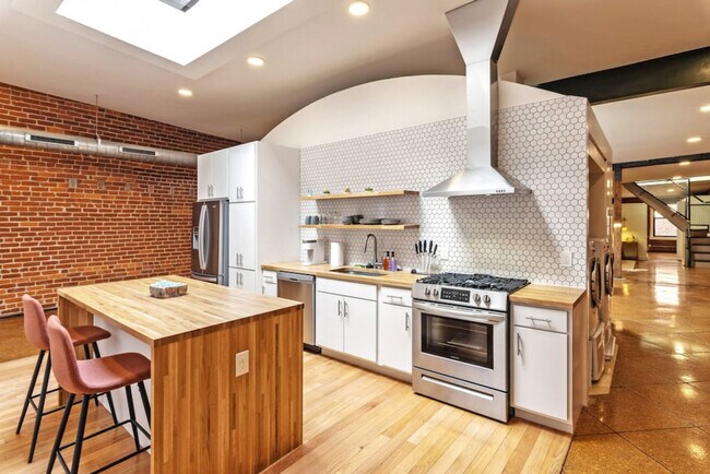 Building Photo - 120 E 13th St