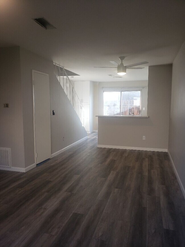 Foto del edificio - Well Appointed Condo with private yard!