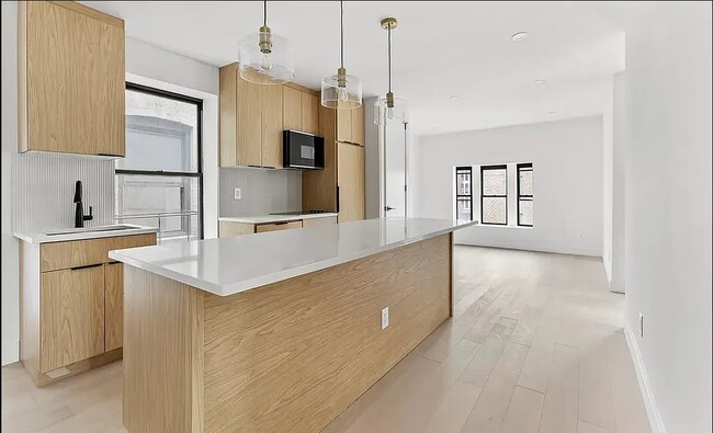 Building Photo - 704 Eighth Avenue