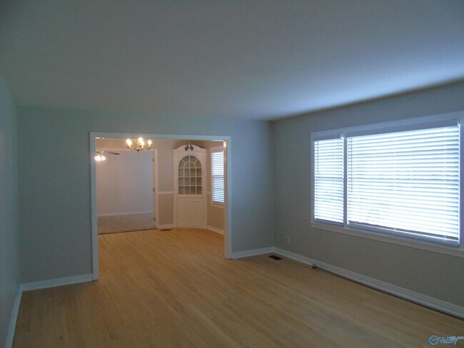 Building Photo - 2611 Woodview Dr SE