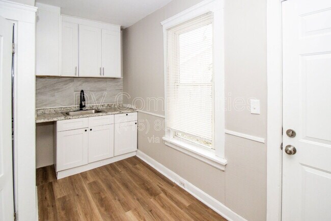 Building Photo - 2947 E 57th St