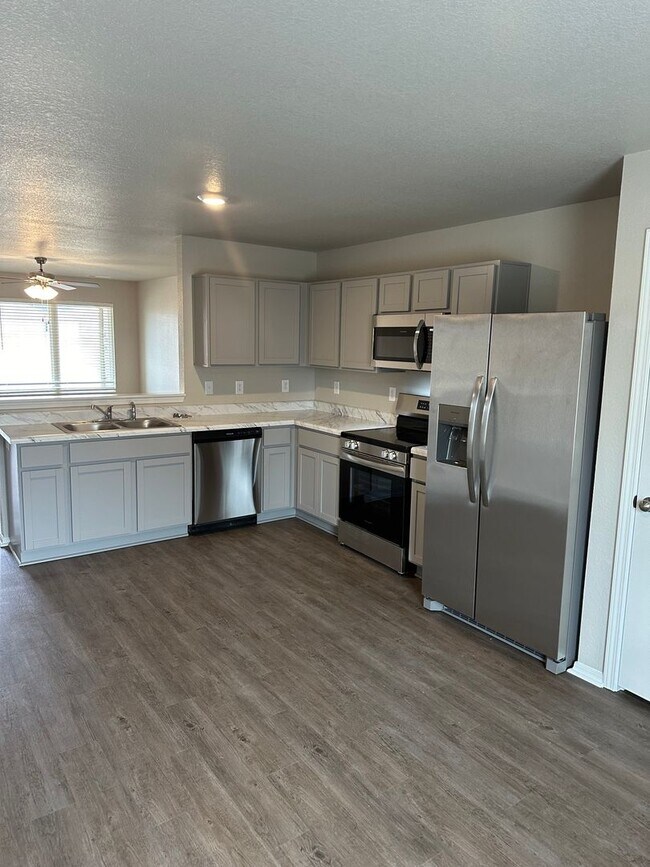 Building Photo - *LIMITED TIME OFFER* NEWER Four Bedroom | ...