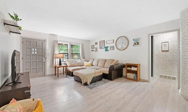 Building Photo - 739 S Terrace Dr