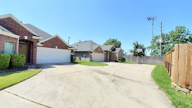 Foto del edificio - 12027 Grace Hall Dr