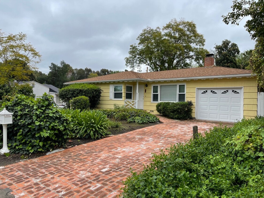 Primary Photo - Charming 3 Bedroom 2 Bath Single Family Ho...