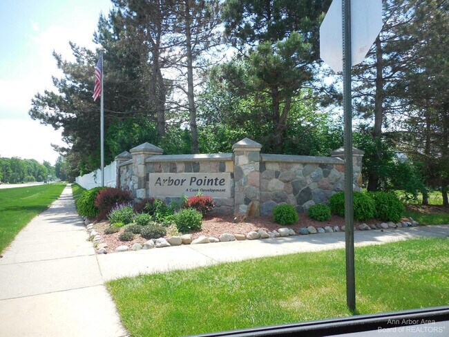 Foto del edificio - 251 Cloverleaf Ct