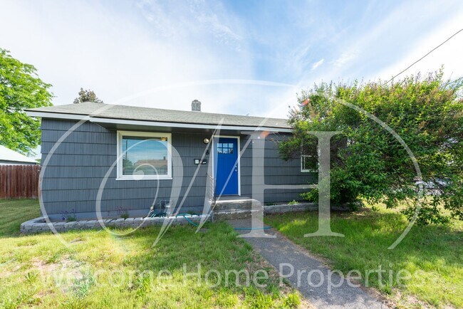 Building Photo - Gorgeous 3 Bedroom Home on Corner Lot