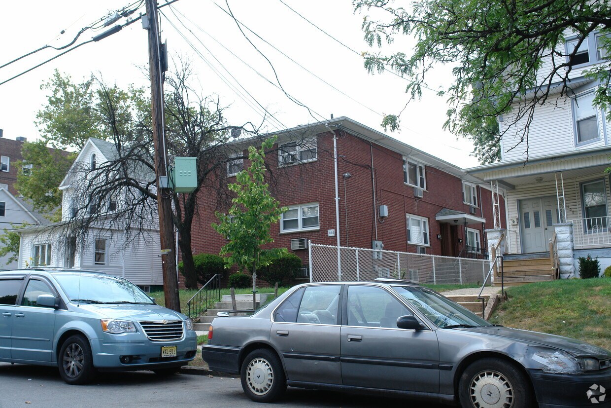 Foto del edificio - 136 Dehart Pl