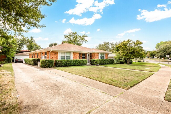 Foto del edificio - 2/1 Duplex in the Lochwood Neighborhood