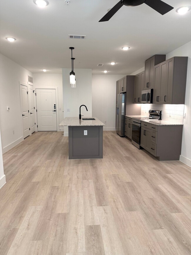 Building Photo - 16601 Braker Ln