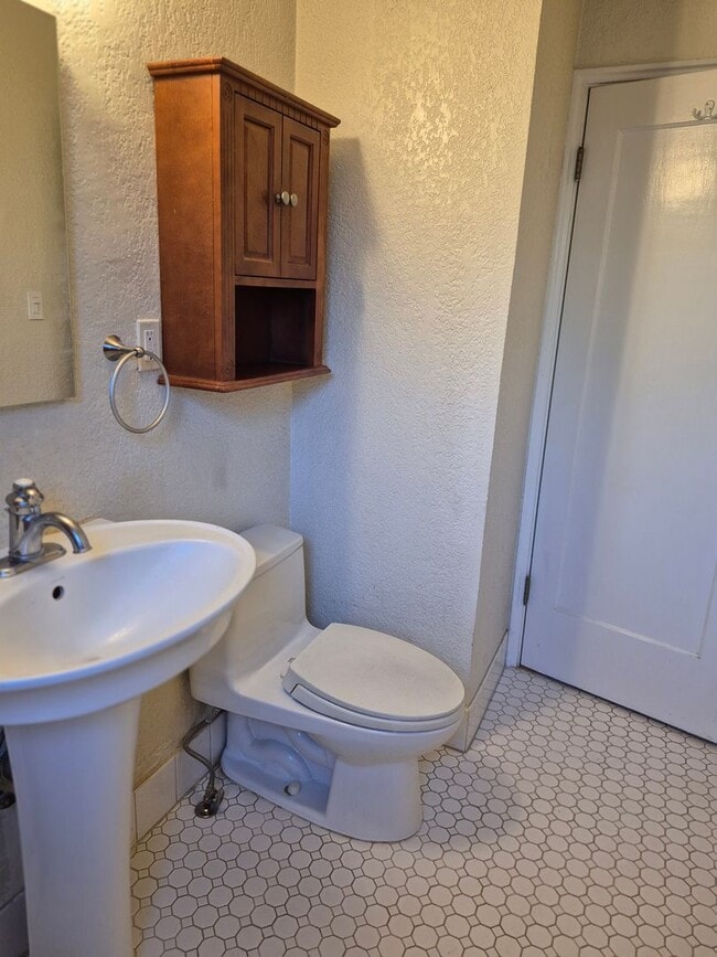 Building Photo - Charming 1 bed, 1 bath unit, with all of i...