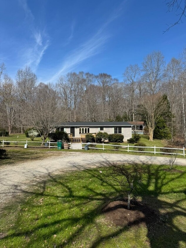 Fully Renovated Secluded 3 Bedroom Rancher! - Fully Renovated Secluded 3 Bedroom Rancher!