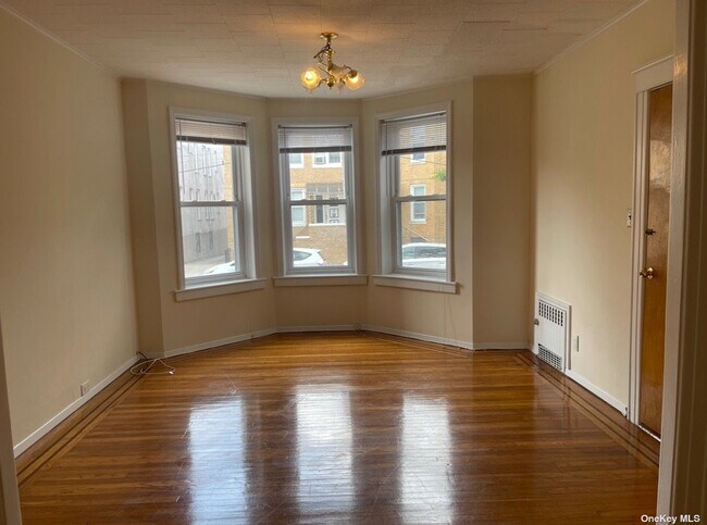 Foto del edificio - 64-52 Woodbine St