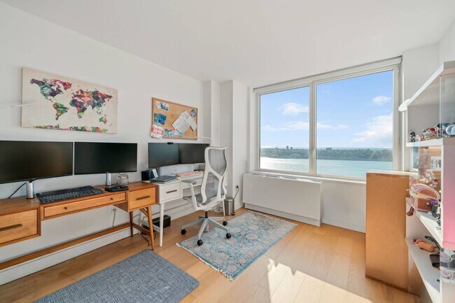 Building Photo - 550 W 45th St