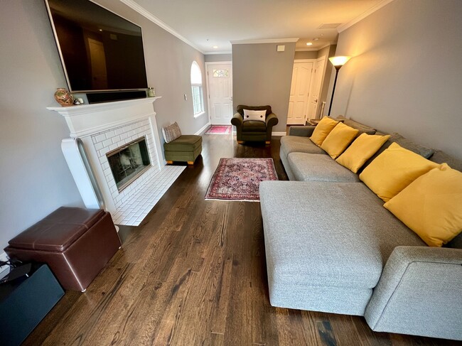 Building Photo - 1569 Oxford St