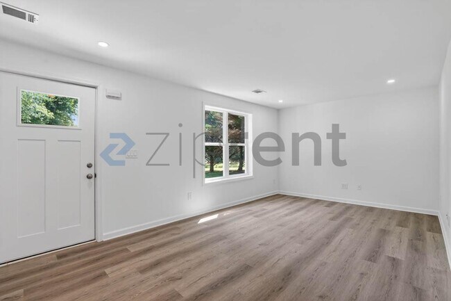 Building Photo - Unit 2
