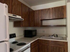 Building Photo - 1313 Burton Ct