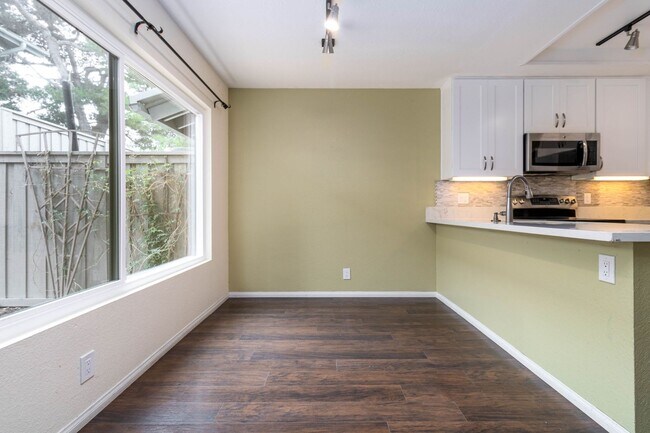 Building Photo - Beautiful 3 bedroom home for rent in La Jo...