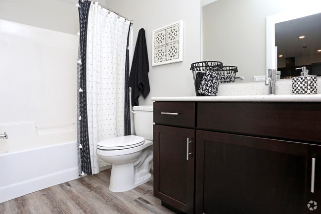 2BR, 2BA - 1010 SF - 320 North