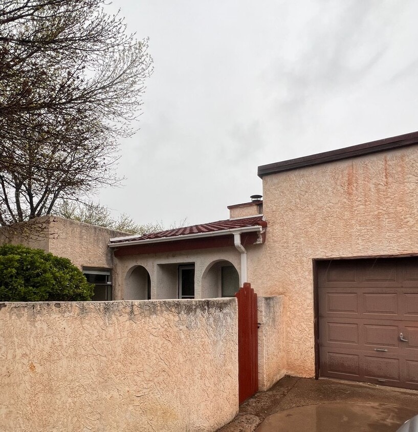 Primary Photo - Beautiful spanish style home!