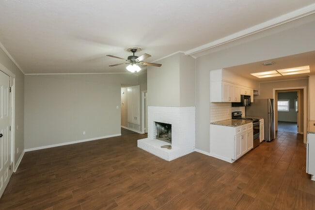 Building Photo - Charming 3 Bedroom