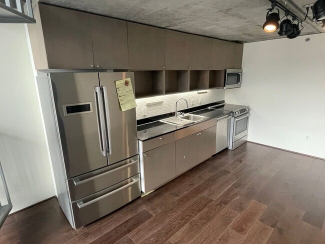 Building Photo - Sun-filled beautiful 1BD loft. Spacious de...