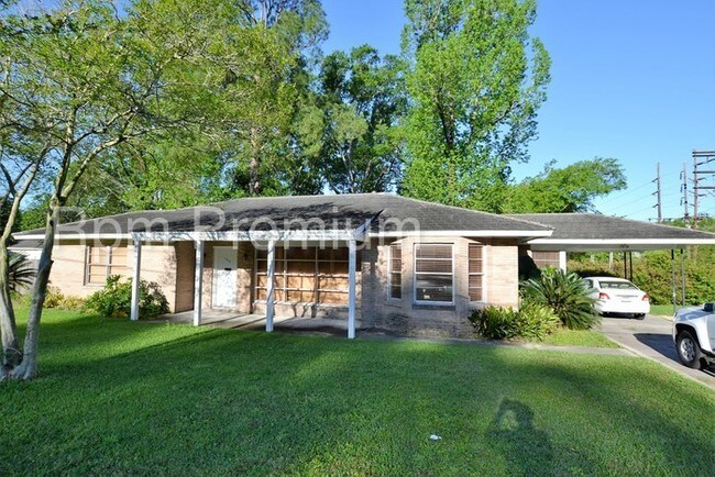 Building Photo - 1412 S Acadian Thruway