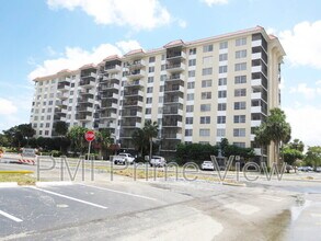 Building Photo - 4164 Inverrary Dr