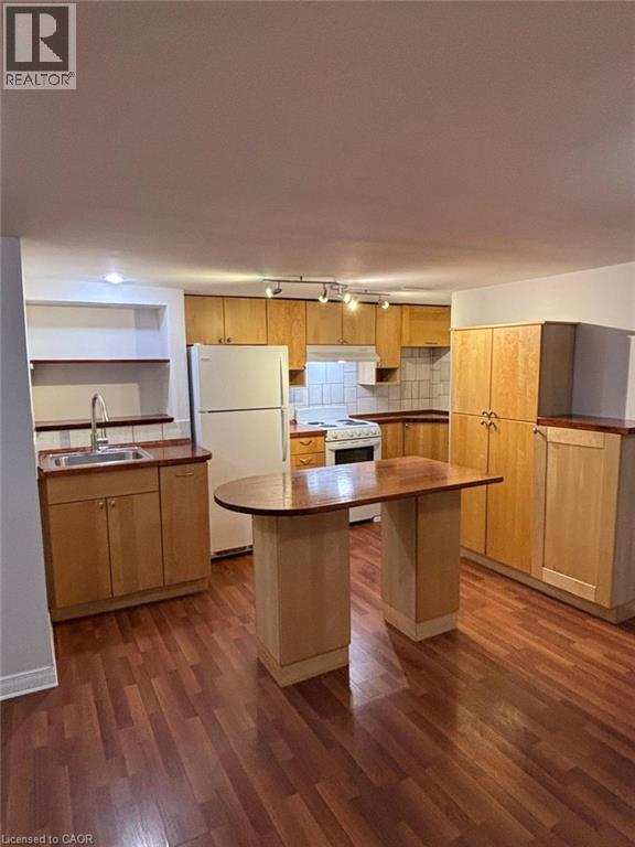 Building Photo - 209 Balsam Ave S