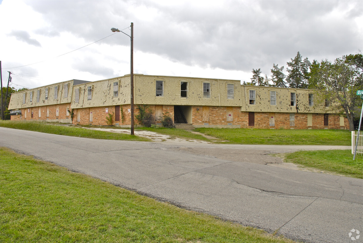 Primary Photo - Cedar Crest Apartments