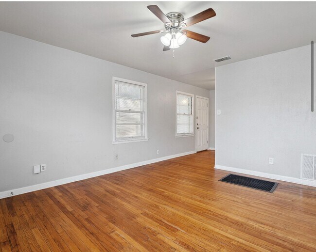Building Photo - 2 bed 1 bath near Slide and Marsha Sharp n...