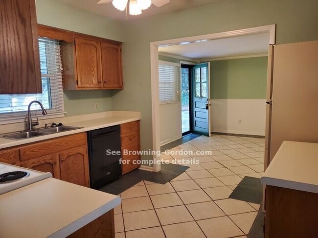 Building Photo - Three Bedroom house in Crieve Hall!