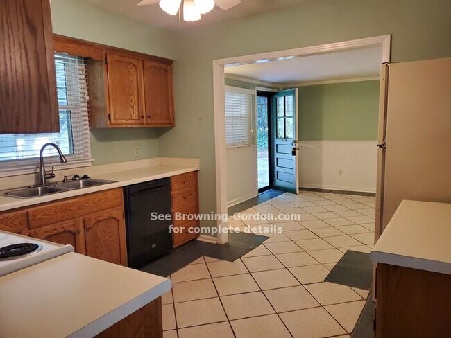 Foto del edificio - Three Bedroom house in Crieve Hall!