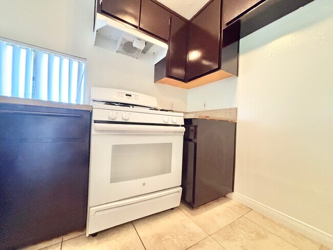 Building Photo - 17327 Saticoy St