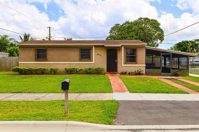 Foto del edificio - 893 NW 2nd St