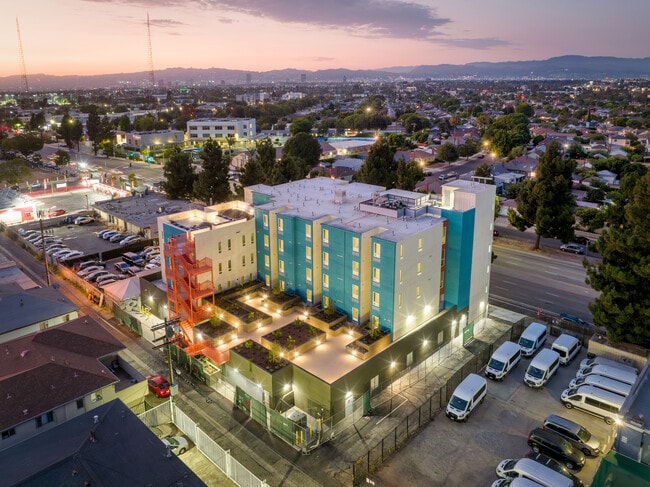 Foto del edificio - 4007 W Martin Luther King Jr Blvd