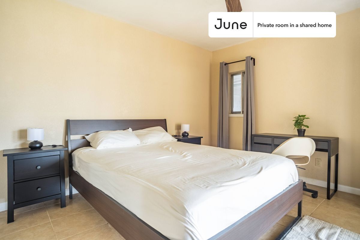 Foto principal - Room in Shared 4 bed/2 bath home