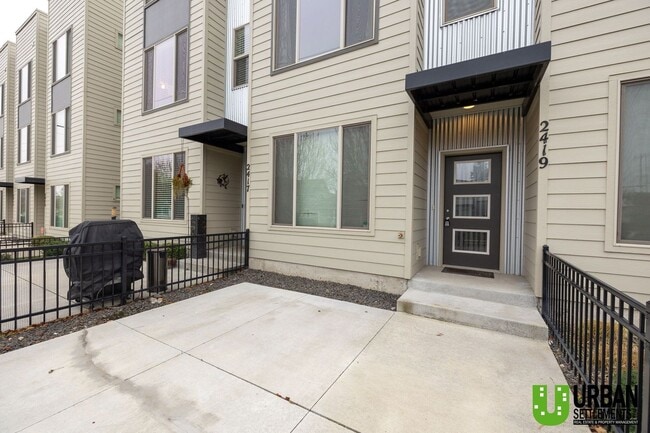 Building Photo - 2419 W Bridge Ave